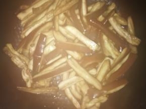 电饭煲提示跳了后，打开，翻一下，把下面的茄子翻上来，上面的茄子翻下去，然后，再次按下快煮，不用管了。打开电饭煲有蒸汽，拍出来雾蒙蒙的