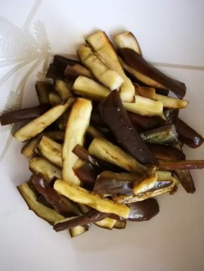 电饭煲再次跳档后， 闷几分钟，然后将茄子盛出，如图，已经熟了，颜色不好看，但是无油啊，形状完整，不糊不烂不生，可以随意做茄子了！