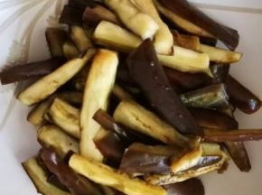 电饭煲再次跳档后， 闷几分钟，然后将茄子盛出，如图，已经熟了，颜色不好看，但是无油啊，形状完整，不糊不烂不生，可以随意做茄子了！