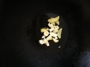 锅烧热，倒入少许油，放入姜片，大蒜粒，翻炒几下