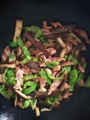 锅里放入肉丝，炒到7分熟放入青椒 ，青椒断生后，倒入处理好的茄子 加入生抽，老抽，盐