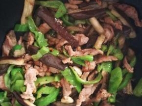 锅里放入肉丝，炒到7分熟放入青椒 ，青椒断生后，倒入处理好的茄子 加入生抽，老抽，盐