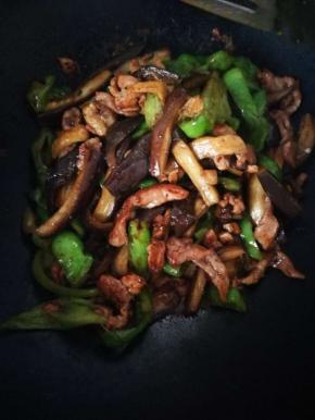 大火翻炒 ，沿着锅边给少许醋呛锅，会更香，加少许开水，盖上锅盖，闷几十秒，可以出锅了！