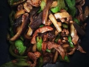 大火翻炒 ，沿着锅边给少许醋呛锅，会更香，加少许开水，盖上锅盖，闷几十秒，可以出锅了！