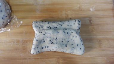 8. 面片上下两边向中间对折，按扁压紧，转90度，翻面；