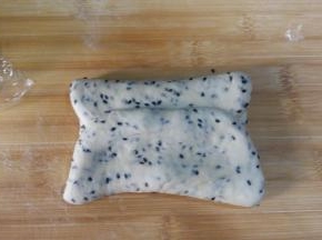 8. 面片上下两边向中间对折，按扁压紧，转90度，翻面；