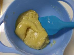 用刮刀切拌均匀