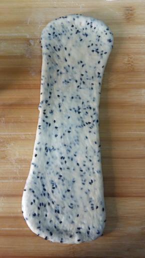 9. 将面团擀长，翻面；