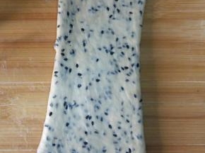 9. 将面团擀长，翻面；