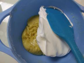 取一些蛋白至蛋黄糊中