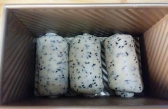 11. 收口朝下，放入吐司模；