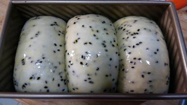 12. 盖上保鲜膜，发酵至九分满，刷蛋液。烤箱预热180度，底层，烤35分钟。吐司上色后，及时加盖锡纸。（温度及时间仅做参考，还是要根据自家烤箱做调整）