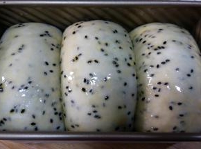 12. 盖上保鲜膜，发酵至九分满，刷蛋液。烤箱预热180度，底层，烤35分钟。吐司上色后，及时加盖锡纸。（温度及时间仅做参考，还是要根据自家烤箱做调整）