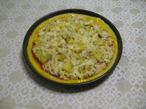 铺上另一半的马拉里，撒上迷迭香,把蛋黄刷在披萨边上