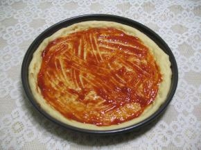 面饼上刷上番茄酱