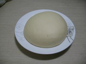 将主料中除黄油以外，其它全部加入到面包机内桶里，启动面包机开始和面至光滑面团，把黄油放入面团里，揉成较光滑的面团，面发至原面团的二倍大