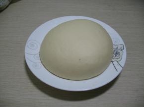 将主料中除黄油以外，其它全部加入到面包机内桶里，启动面包机开始和面至光滑面团，把黄油放入面团里，揉成较光滑的面团，面发至原面团的二倍大