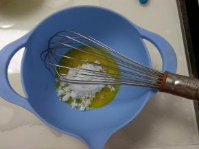 蛋黄中加入一半细砂糖