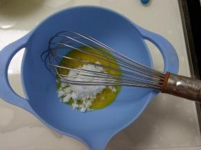 蛋黄中加入一半细砂糖