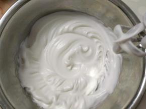 蛋白加入另一半糖，打发至干性偏湿状态