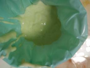 拌好的面糊倒入裱花袋中