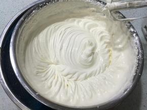 打蛋盆无油无水放在冰水里，奶油倒在打蛋盆里，加入白糖奶油打发