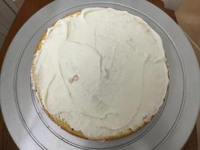 取一片蛋糕坯子抹上打发好的奶油