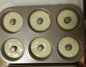 挤入甜甜圈模具中