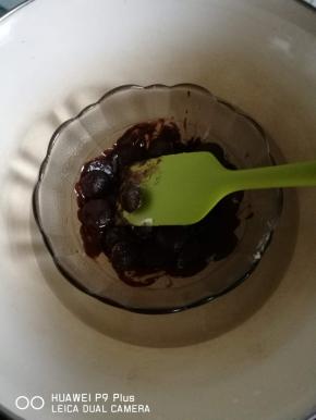 黑巧克力隔水融化，不要进水。这时烤箱预热180度
