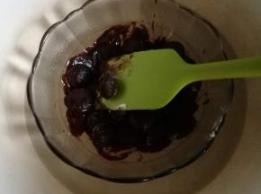 黑巧克力隔水融化，不要进水。这时烤箱预热180度