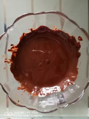 融化好的巧克力是这样的，放凉备用