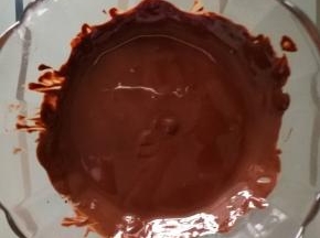 融化好的巧克力是这样的，放凉备用