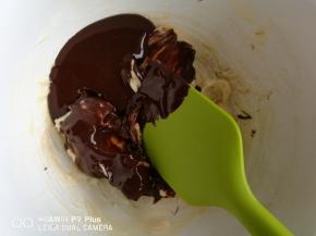 将巧克力倒进软化的黄油里，拌匀