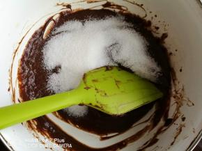 加入打散的鸡蛋液，拌匀后加入细砂糖