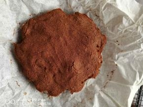 放入预热好的烤箱，180度15分钟，我做的份量不多，模具大了，没装满。这个方子用专门的乐葵布朗尼模具，可以烤16小块
