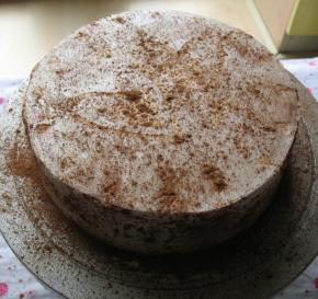 放入裱花用的膜片，撒上可可粉