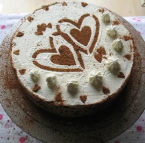 拿掉膜片，把奶油装在裱花袋内，贴着二个心，挤半圈奶油，装饰