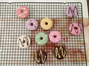 把甜甜圈表面沾满彩色巧克力，稍加装饰，晾干。