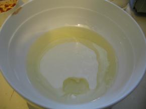 碗内加入色拉油和酸奶和糖