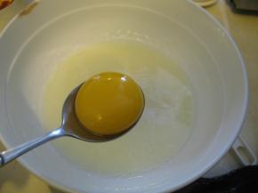 加入鸡蛋黄，搅拌均匀，蛋黄要分次加入哦