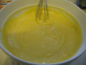 搅拌均匀成蛋黄糊