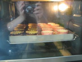 将烤盘放入烤箱内，175度30分钟即可