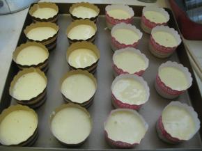 将蛋糕糊放入小纸杯内，倒至九分满