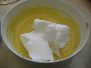 取三分之一蛋白放入蛋黄糊中切拌均匀