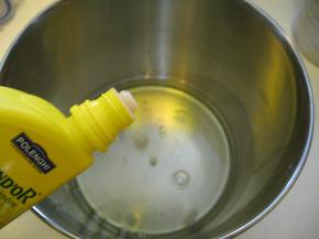 .蛋清加入几滴柠檬汁，打始搅打，糖分三次加入