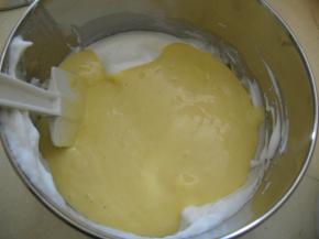 把蛋黄糊倒入蛋白中，切拌均匀