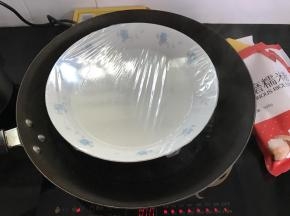 3、静置20分钟后包上保鲜膜，放入蒸锅大火蒸制30分钟左右。