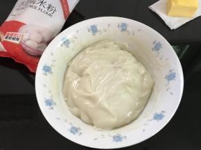 4、直至没有液体面团成透明色即可。