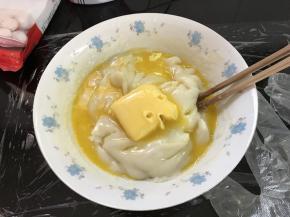 5、稍冷却，放入黄油，揉至黄油完全吸收。
