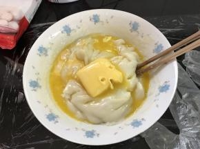 5、稍冷却，放入黄油，揉至黄油完全吸收。